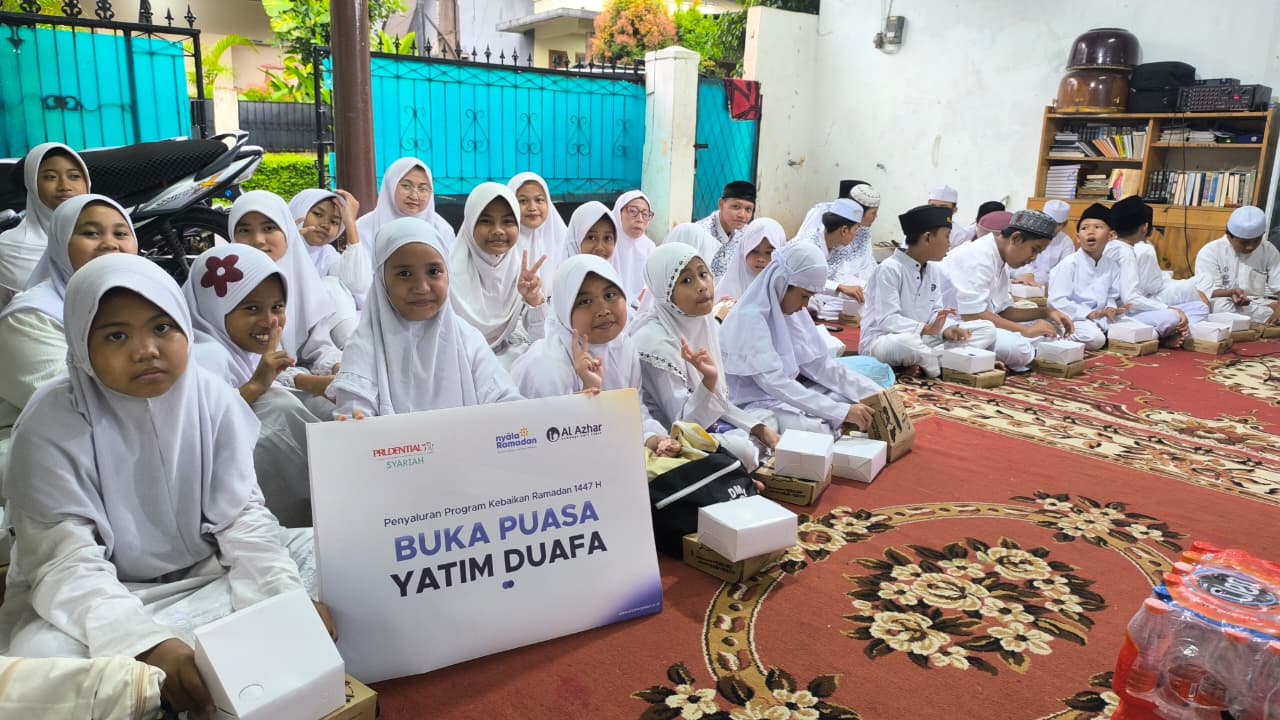 LAZ Al Azhar dan Prudential Syariah Salurkan 100 Paket Buka Puasa untuk Yatim Panti Yusoli